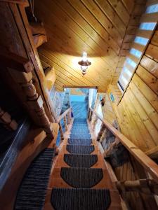 an overhead view of a staircase in a wooden cabin at Pensiunea Casa Amy in Gladna Romînă