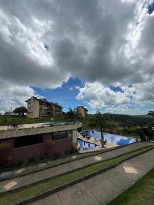 Vista de la piscina de Condomínio Sonhos Da Serra o alrededores
