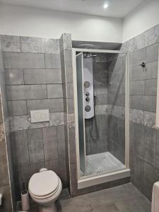 Fiuggiamo House في فيوجي: حمام مع مرحاض ودش