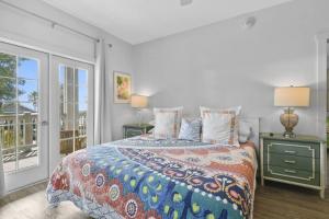 een slaapkamer met een bed en twee nachtkastjes met lampen bij Hotel Pass Christian King Suite 202 in Pass Christian