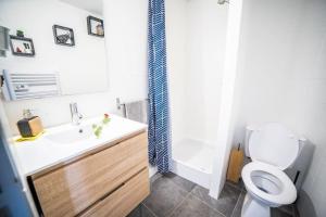 Koupelna v ubytování Havre de Sable - WIFI - Plage 250m - Centre ville à proximité - Pas de parking mais gratuit dans la rue + 17 fotografií