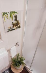 uma casa de banho com um espelho e uma planta num balcão em Apartman Marija em Barban