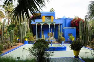 een blauw huis met een zwembad ervoor bij RIAD HANAFi in Marrakesh