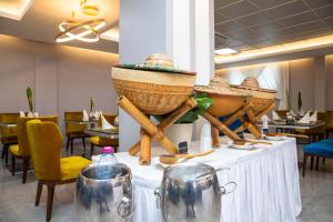 een tafel met twee grote manden erop bij Oak Plaza Hotels East Airport in Accra