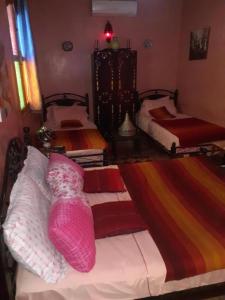 een slaapkamer met 2 aparte bedden in een kamer bij RIAD HANAFi in Marrakesh