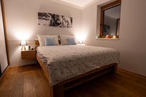 Postel nebo postele na pokoji v ubytování Rodinný apartmán v srdci Krkonoš