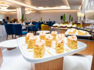 Oak Plaza Hotels East Airport في آكرا: صينية حلويات على طاولة في مطعم