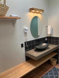 ein Bad mit einem Waschbecken und einem Spiegel in der Unterkunft Hotel La Tarjea in Real de Catorce