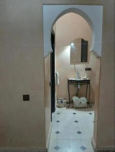 een hal naar een badkamer met een wastafel en een spiegel bij RIAD HANAFi in Marrakesh