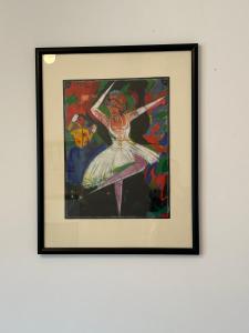 een ingelijst schilderij van een vrouw in een jurk aan een muur bij Good Old Times Apt II in Wenen