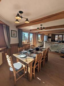 拉赫茲耶爾的住宿－Chalet Lè Lodzé - Pieds des pistes，一间带木桌和椅子的用餐室