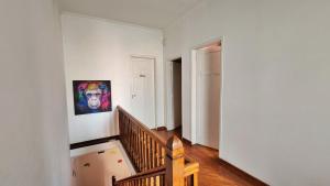 Cette chambre est dotée d'un escalier avec une peinture murale. dans l'établissement Red Monkey Hostel Barra Funda, à São Paulo