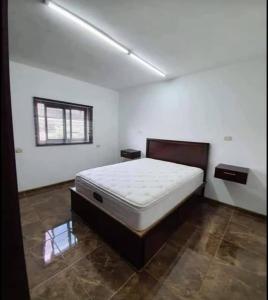 um quarto com uma cama grande num quarto em Paloma em Ensenada