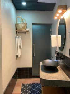 La salle de bains est pourvue d'un lavabo et d'un miroir. dans l'établissement Hotel La Tarjea, à Real de Catorce