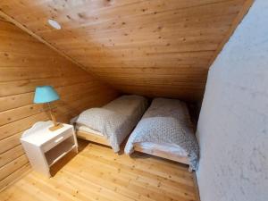 a small room with two beds in a attic at Villa kitkanhelmi in Kuusamo