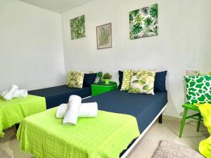 Habitación con 2 camas de color verde y azul en Green Hostel Galicia, en Silleda