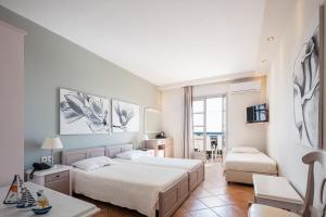 Postel nebo postele na pokoji v ubytování Kavuras Village Hotel & Suites