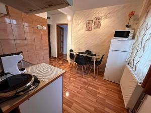 una pequeña cocina con una pequeña mesa en una habitación en Medeea en Zalău