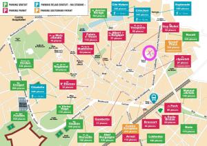 un mapa de la ciudad de París con señales en Au cœur de la Grand Place en Arras