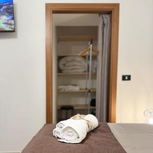 un par de toallas sentadas encima de una cama en B&B I Mulini, en Santa Maria del Molise