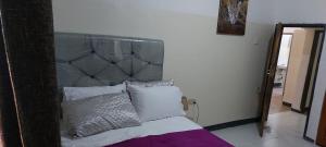 een bed met een metalen hoofdeinde in een kamer bij EAGLE WEAVERS NEST in Livingstone