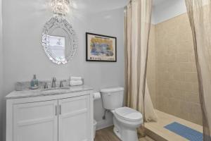 Un baño con inodoro, lavabo y ducha. en Hotel Pass Christian Double Full 204, en Pass Christian