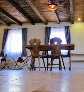 2 chaises et une table dans une chambre avec fenêtres dans l'établissement Hotel La Tarjea, à Real de Catorce