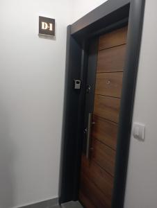 Zimmer mit Tür und Uhr an der Wand in der Unterkunft Vila Leona D-1 in Divčibare
