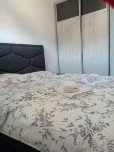 ein Bett mit einer Decke darüber in der Unterkunft Vila Leona D-1 in Divčibare