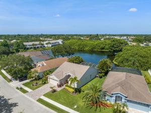 een luchtzicht op een huis met een meer bij Blue Heron House! Cozy home with heated pool and pool toys! Water view out back! in Bradenton