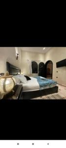 een slaapkamer met een groot bed in een kamer bij RIAD HANAFi in Marrakesh