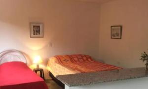 1 dormitorio con 2 camas en una habitación en Chalé Mirante do Vale en Piatã