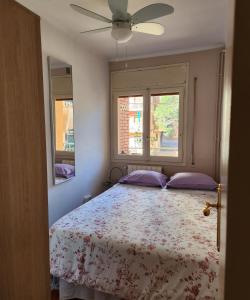 1 dormitorio con 1 cama, ventilador de techo y 2 ventanas en Habitación Elegante, en Barcelona