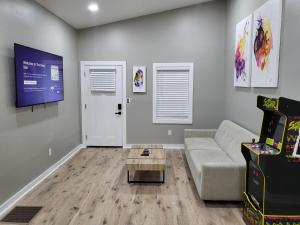 una sala de estar con un sofá y una mesa en Silver Springs, en Atlanta