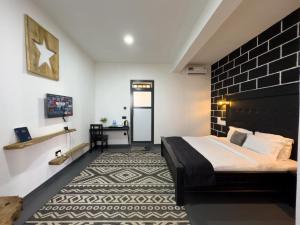 1 dormitorio con cama y pared de ladrillo en The New Njiro Legacy, en Arusha
