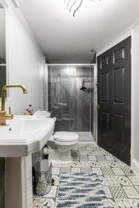Basement Flat, Regency Square في برايتون أند هوف: حمام مع حوض ومرحاض ودش