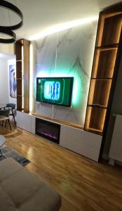 sala de estar con TV en la pared en Anika Luxury apartment at Diamond center, en Skopje
