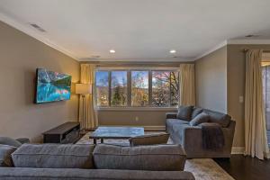 Sala de estar con 2 sofás y mesa en Skylift Lodge - Luxury Mountain Creek family condo, en Vernon Township