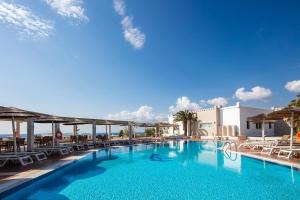 Bazén v ubytování Kavuras Village Hotel & Suites nebo v jeho okolí