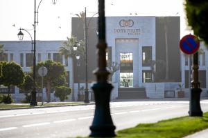 une rue en face d'un bâtiment avec un panneau indiquant la rue dans l'établissement Dominium Palace, à Agadir
