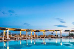 Bazén v ubytování Kavuras Village Hotel & Suites nebo v jeho okolí