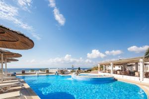 Bazén v ubytování Kavuras Village Hotel & Suites nebo v jeho okolí