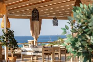 sala de estar con vistas al océano en Kavuras Village en Agios Prokopios