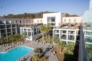 - une vue aérienne sur un complexe avec une piscine dans l'établissement Dominium Palace, à Agadir