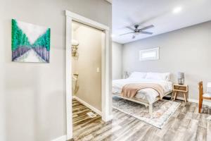 - une chambre avec un lit et un miroir dans l'établissement Remodeled Downtown 3bed Home Quartz Countertops, à Boise
