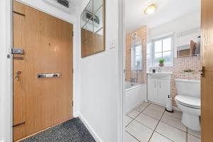 W łazience znajduje się toaleta, wanna i umywalka. w obiekcie Spacious 2 bedroom flat by Zen Abodes Short Lets & Serviced Accommodation with Free Parking & Free Wifi w mieście Watford