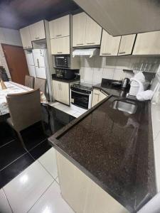 Kuchyň nebo kuchyňský kout v ubytování Cobertura central /com ar