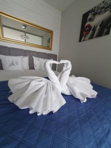 una cama con dos cisnes hechos de toallas en Apartament Widokowy Wisła, en Wisła