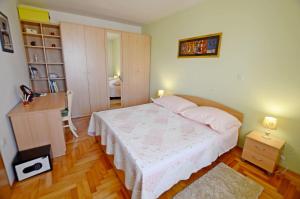 - une chambre avec un grand lit dans l'établissement Apartment Vedrana, à Pula