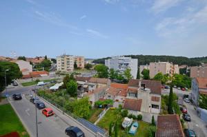 une vue aérienne sur une ville avec des voitures et des bâtiments dans l'établissement Apartment Vedrana, à Pula